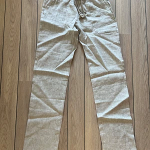 Beiga linnebyxor Skagen clothing - Byxorna är i storlek S och rätt långa i benen. Dom är helt nya och oanvända, byxorna ligger kvar i originalpåsen.