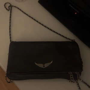 Väska - Säljer min fina Zadig väska, den är använd en del men fortfarande bra skick 