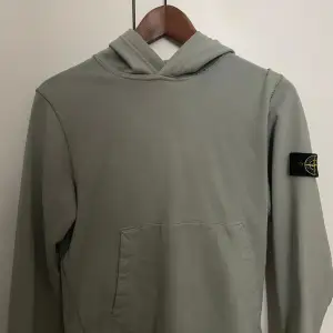 Frän stone island hoodie i relativt bra skick! Köpt på NK i Göteborg, nypris ~2200kr. Storlek 12år/156. Hör av dig vid minsta lilla fråga😁