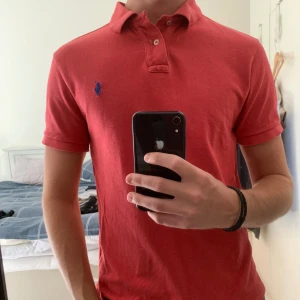 Ralph Lauren piké  - Tröjan har grym passform och sitter perfekt✅. Den är använd men har inga defekter. Storleken är L men slim fit så passar snarare M. Tveka inte på att höra av er vid frågor😁😁 