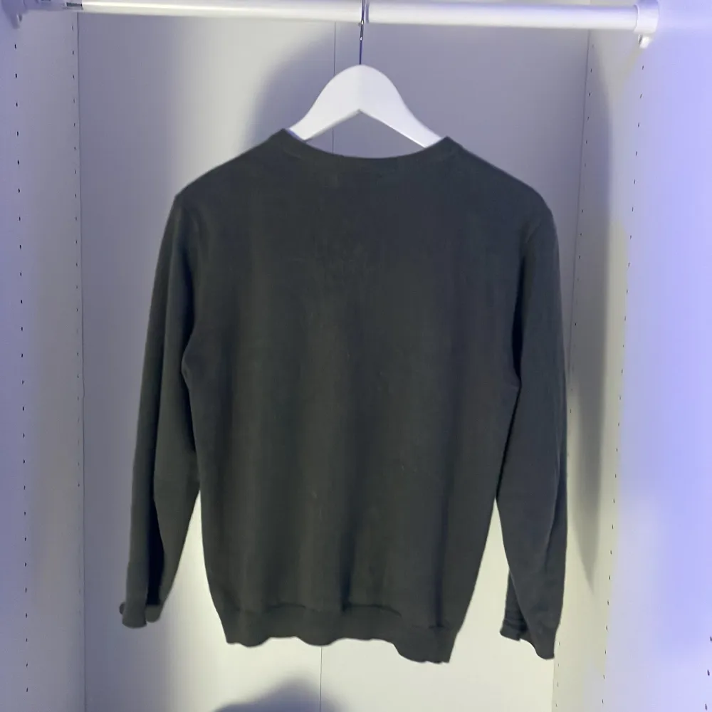 Säljer denna feta soft goat crew neck i 100% cashmere Skick 6/10 eftersom den har ett hål annars 10/10 Säljer pga för liten Färg oliv grön . Hoodies.