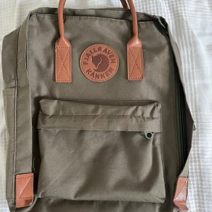 Fjällräven kånka väska  - Jag säljer min klassiska kånken väska no.2 . Den är i ett bra skick men den har täcken på användning som man kan se på bilderna. Jag har bara använt väskan i ca 1 år och original priset på väskan är 2200kr.