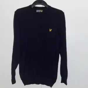 Säljer dessa 2 Lyle&Scott sweatshirt som Både är i storlek S. Säljs för att dom är för små för mig. Säljs för 150kr tillsammans eller styck för 90kr. Pris kan prutas vid snabb affär. Skickas via instabox. Mvh/Alvin