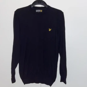 2st Lyle&Scott sweatshirts - Säljer dessa 2 Lyle&Scott sweatshirt som Både är i storlek S. Säljs för att dom är för små för mig. Säljs för 150kr tillsammans eller styck för 90kr. Pris kan prutas vid snabb affär. Skickas via instabox. Mvh/Alvin