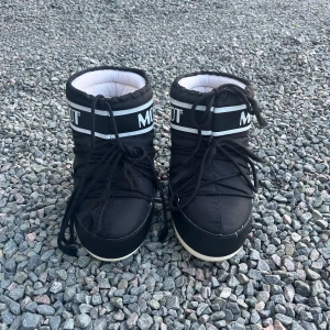 Svarta moon boots - Supersnygga och varma vinterskor utan nåra som helst defekter!