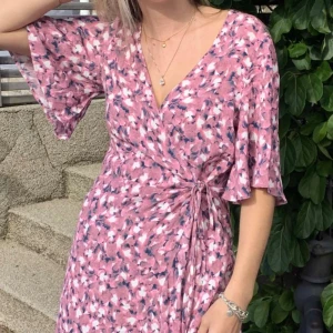  Långklänning - Blommig lång omlottklänning från Carin Wester Storlek 36 Använd fåtal gånger  Köpare står för frakt 💞 