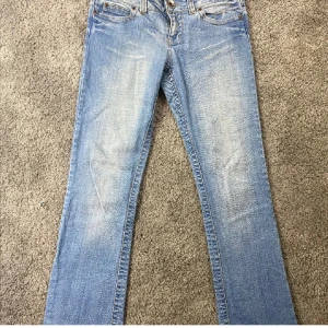 lågmidjade bootcut jeans  - säljer mina skit snygga bootcut jenas 