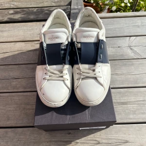 Valentino opens  - Sjukt snygga valentino opens i den mest eftertraktade färgen på denna modell! Dom är storlek 43! Riktigt fint skick, bara lite general wear och sen lite lim som släppt vid en kant! Original dustbags medföljs men tyvärr inte boxen !