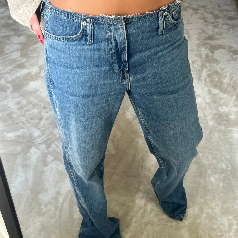 Säljer dessa så snygga jeans från zara då dom tyvärr är för långa för mig. (161cm) använda 1 gång Max så i bra skick!! Skriv vid frågor eller intresse🥰. Jeans & Byxor.