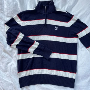 Zip up stickad L - Stickad zip up från dressman. Storlek L men passar M/S. Skriv gärna om du har några frågor!👍