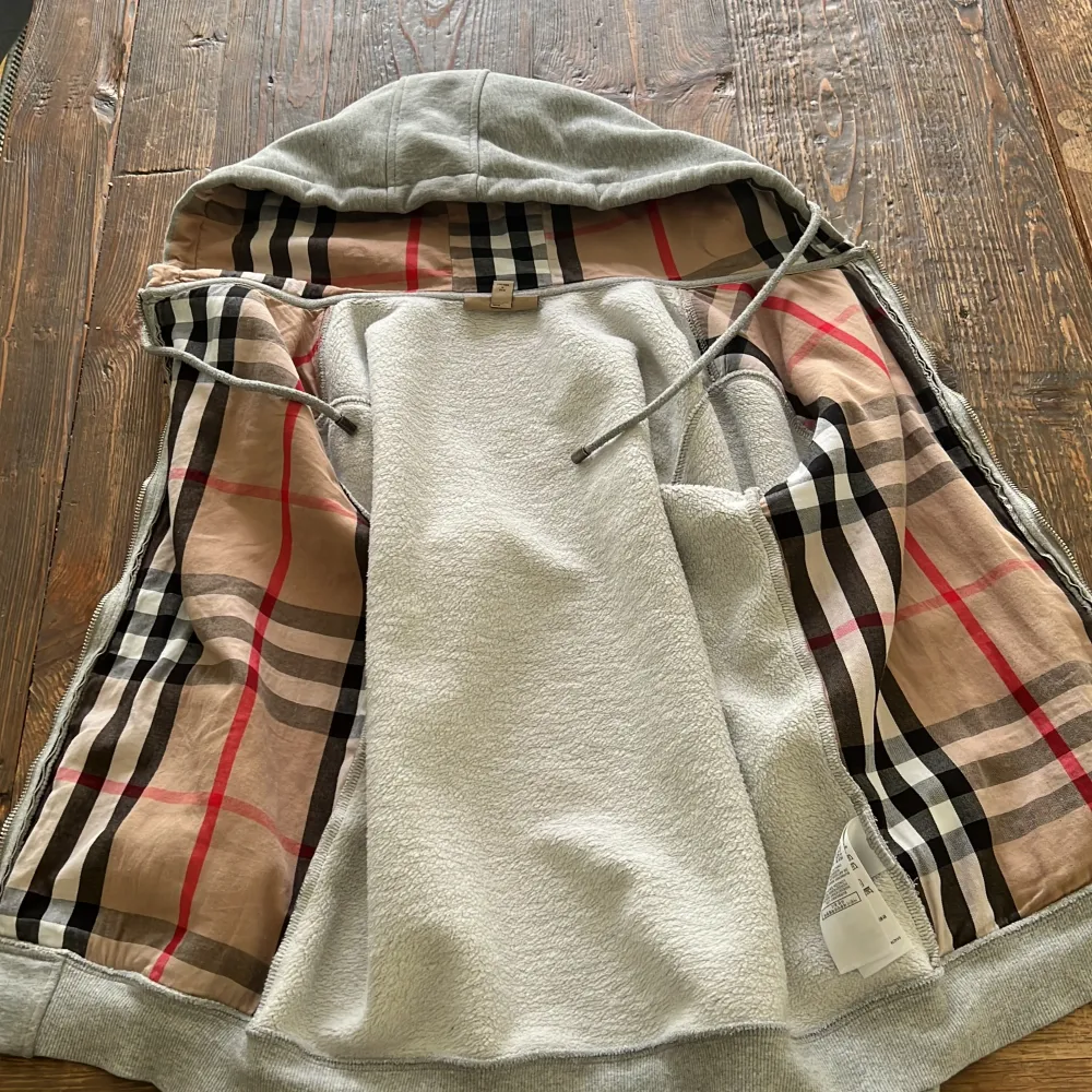 Nästan helt oanvänd burberry tröja i topp skick passar 14-15 år (170cm. Hoodies.