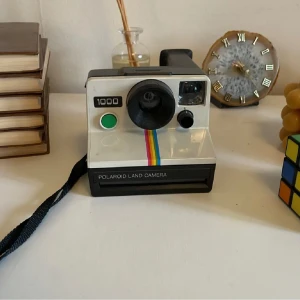 70-tal Polaroid kamera - Den har bara ett bildficka i sig (går att köpa bildfickor annars).Köpt på Tradera. Har den som annons på ett annat Plick konto som jag tyvärr inte kan logga in på