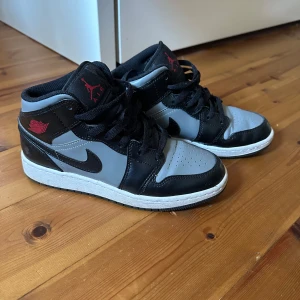 Nike Jordans  - Super snygga Nike Jordans. Svarta/Gråa Super skick, endast använda fåtal gånger. Storlek 37.5