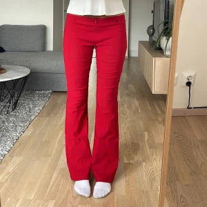 Lågmidjade randiga kostymbyxor  - Så coola Lågmidjade randiga kostymbyxor från la Bella💕jag är 177cm midja: 37 +stretch Innerben: 80cm 