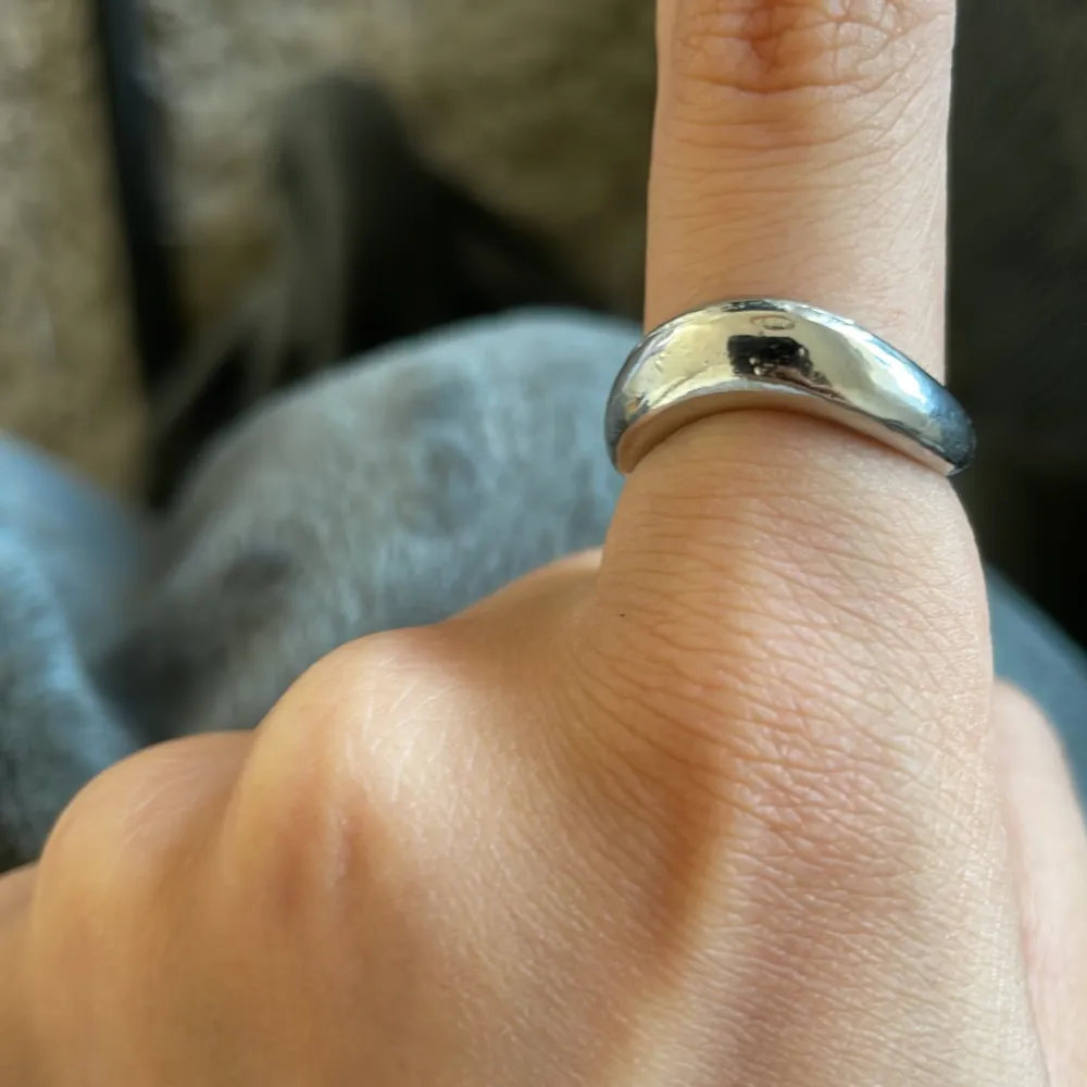 Säljer ett set med fyra unika silverringar. Varje ring har en egen cool design, från vågiga former till minimalistiska öppna stilar. Perfekta för att mixa och matcha till olika outfits. De är i nyskick💗 alla för 145!. Asusteet.