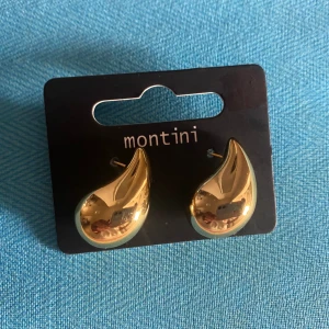 Guldropps örhängen  - Trendiga gulddropps örhängen 