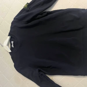 Stone Island tröja - Stone Island tröja i storlek L men passar M också. Använd i sparsamt skick! Behöver ni fler bilder så är det bara skriva eller om ni funderar över nåt!