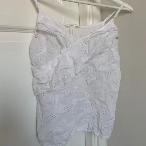 Vit topp - Säljer denna vita somriga toppen med volanger, bra skick 😊