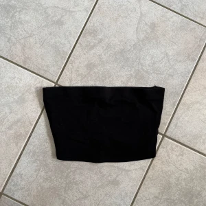 Svart tubtopp från H&M Divided - Säljer en enkel och stilren svart tubtopp från H&M Divided. Perfekt för sommardagar eller som en basplagg i garderoben. Toppen är i storlek S och har en tight passform. skriv vid frågor💗