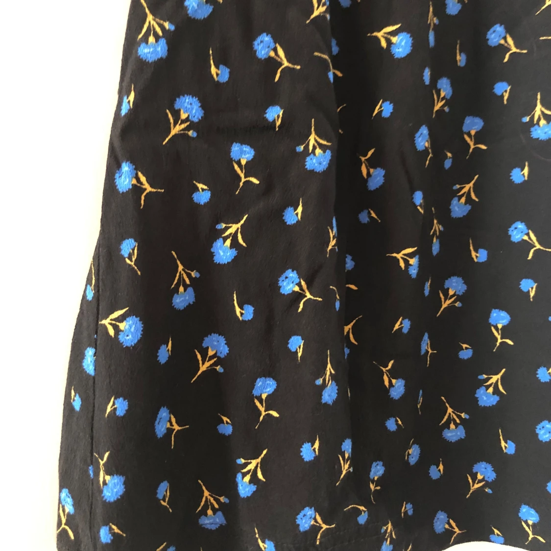Svart klänning med blå blommor - 90