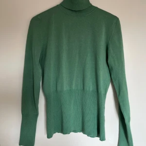 Grön stickad tröja - Grön finstickad tröja med polo, klargrön färg. Superfin under en kavaj eller väst i höst! 💚