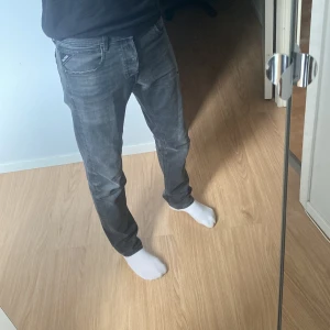 Grå replay jeans - Sköna och snygga jeans från replay, okej skick men sparsamt använda. Säljes pga att jag inte använder de lika ofta längre 