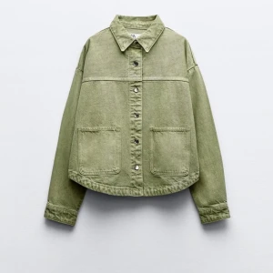 Jeansjacka ZARA - Grön jeansjacka från Zara i nyskick, endast använd en gång. Storlek xs men passar även S. Inget konstigt med jackan då jag knappt använd den 💚 Pris kan diskuteras! SKRIV FÖR FLER BILDER