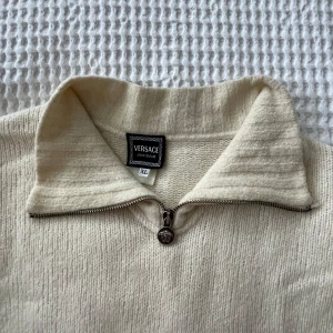 Exklusiv stickad Versace - Mysig stickad tröja i crémevit. Märke Versace. Storlek XL. Perfekt oversized. 