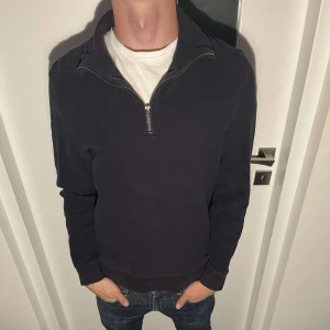 Massimo dutti Halfzip - Tja säljer nu denna tvär fetta Massimo dutti Halfzip i storlek small. Skick: 5/10