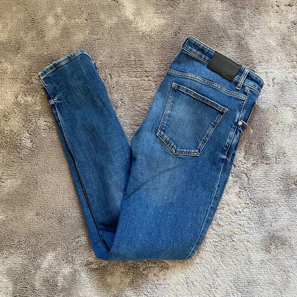 Säljer dessa schyssta J Lindberg slim fit jeans i storlek: W32 L34, skick 9/10, inga defekter. Hör av er om ni behöver fler bilder eller om ni har några frågor.. Jeans & Byxor.