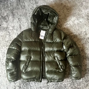 Zara puffer jacka  - Säljer en sjukt snygg oliv grön zara jacka som är perfekt för vintern och hösten! Storlek S men kan passa M! Vid intresse, skicka ett meddelande!   Nypris: 1200