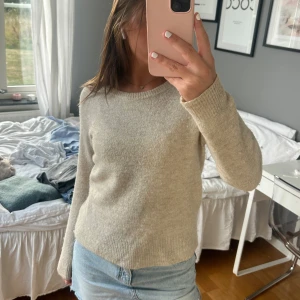 Stickad tröja - Säljer denna fina stickade tröjan från vila då den inte används längre , fint skick  men lite nopprig