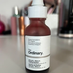 The Ordinary AHA 30% + BHA 2% Peeling Solution - The Ordinarys peeling solution som exfolierar huden och minskar uppkommsten av ojämnheter, fina linjer och pigmenteringar. På andra bilden syns hur mycket av den som finns kvar! Nypris är ca 125