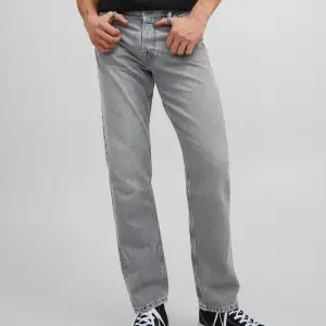 Gråa relaxed fit jeans från jack & jones i strl 28x32, köpta för 599kr - pris går att diskutera! Skriv för egna bilder🙌🏽