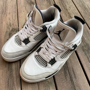 Air Jordan 4 - Säljer åt pojkvän. Strl 43. I använt skick men inget trasigt🙂 Nypris 6399kr 
