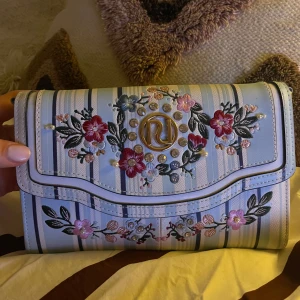 Handväska, river island  - Fin väska från river island, knappt  använd 🩵