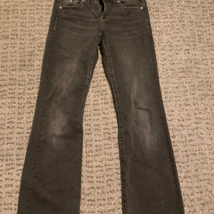 Svarta jeans - Säljer ett par svarta jeans i bra skick. De har en klassisk design med 4 fickor och knappar i silverfärg. Perfekta för vardagsbruk eller en avslappnad kväll ute. från gina 