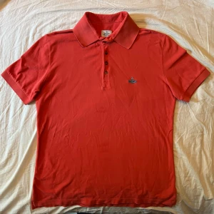 vivienne westwood polo - red vivienne westwood polo shirt aldrig använd köptes för 1000kr på ebay bra skick 