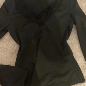 Spets tröja  - Säljer denna fina spets tröjan frå. Shein