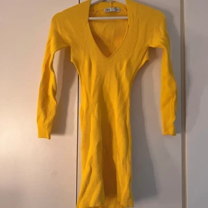 Gul klänning med öppen rygg Zara - Jätte fin gul klänning från Zara med jätte fin öppen rygg. Stretchig i materialet dock väldigt kort☀️