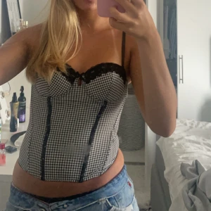 Hm korsett topp - Säljer denna jättetrendiga hm korsetten som inte sälj längre i storlek M inga defekter super fin😋