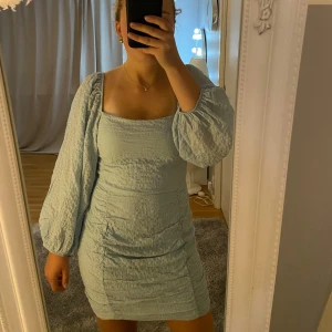 Ljusblå klänning  - Det är en ljusblå klänning med puffiga ärmar. Den är perfekt som midsommar klänning och skolavslutnings klänning. Den är endast använd 1 gång så därför mycket bra skick 💕