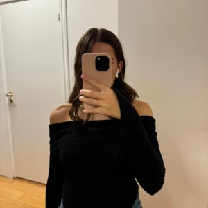 Stickad offshoulder - Väldigt mjukt och stretchigt material, slit vid ärmarna och speciell skuren i passformen både fram och bak