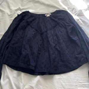 Blå blus  - En mörkblå blus från Gina tricot. Aldrig använd. 146-152. Ni kan pruta. 