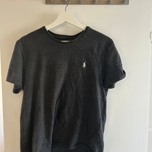 Ralph lauren t-shirt - Säljer min feta Ralph lauren t-shirt då den är för liten för mig och bara ligger i min garderob. Har använts några gånger men är fortfarande i väldigt bra skick. Storlek S