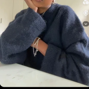 Blå stickad tröja  - Köpt från Gina tricot och är i jättefint skick🩷