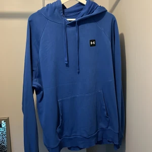 Blå loose hoodie från Under armour, strl L - Bra skick, använd ett par gånger