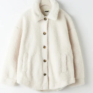 Teddy jacka Gina Tricot  - Säljer denna  Teddy jacka från Gina Tricot då den inte kommer till användning. Använd 1 gång.  Den är lite Oversized i modellen  Nypris 600kr Mitt pris 400 