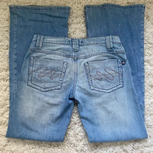 Ljusblå jeans från Inside - Säljer ett par ljusblå jeans från Inside. De har en klassisk femficksdesign med snygga broderade detaljer på bakfickorna. Jeansen har en knapp och dragkedja framtill. Perfekta för en avslappnad vardagslook!