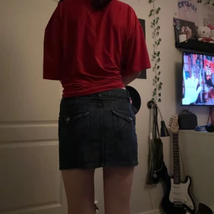 jätte snygg jeanskjol med knappar på - Aldrig använd jätte snygg men är för stor för mig😓